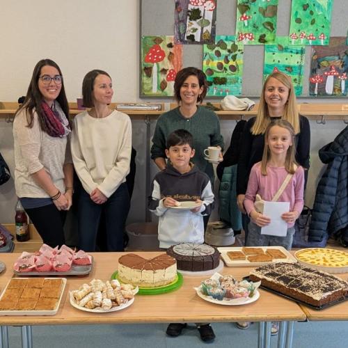 Eltern beim Kuchenbuffet