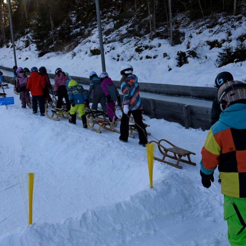 Aufstieg mit der Rodel zur Übungsbahn