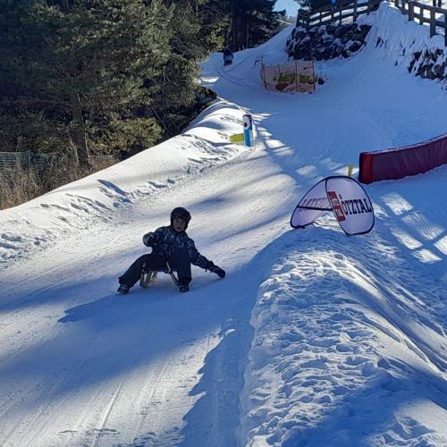 Kurven fahren mit der Rodel