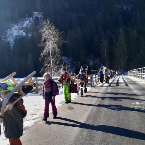 Rückweg: mit den Rodeln zum Bus