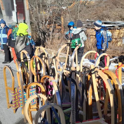 Rodeln an der Bushaltestelle