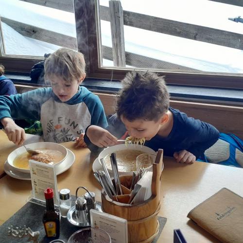 08 Simon und Liam auf der Feldringalm