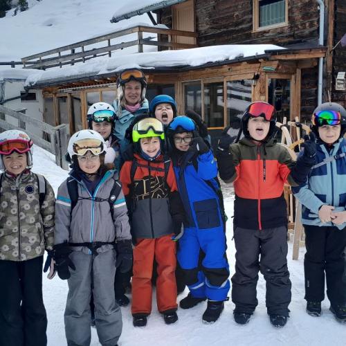 10 Gruppe mit Julie vor der Feldringalm