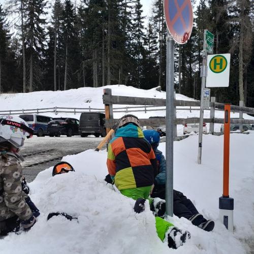 12 Leander bei der Bushaltestelle