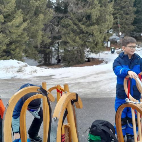 13 Simon und Berkan an der Bushaltestelle