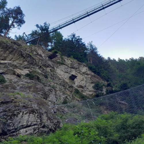 Hängebrücke hoch über uns
