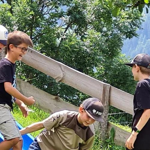 fröhliches Gerangel unter Burschen