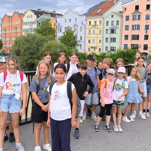 gruppenfoto auf der innbrücke