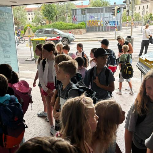 vor dem metropol kino