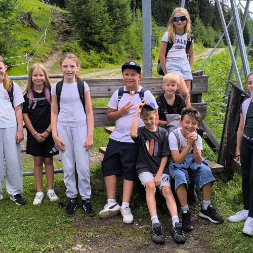 rasten bei der wanderung gruppenfoto