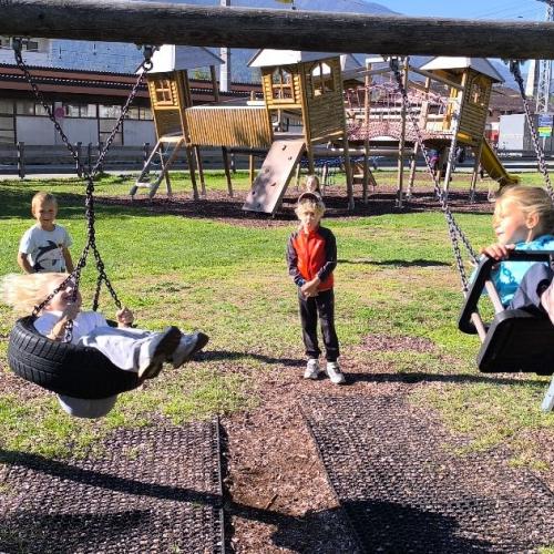 kinder am spielplatz