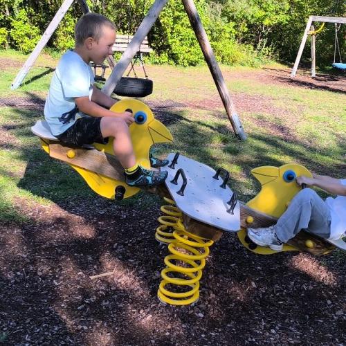 kinder auf der wippe