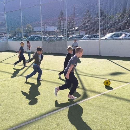 kinder spielen fußball