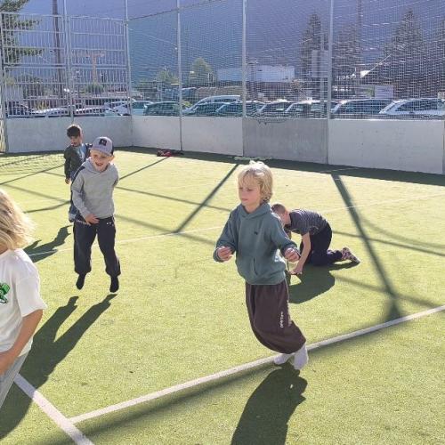 kinder spielen fußball