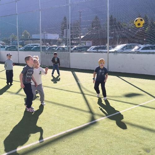 kinder spielen fußball