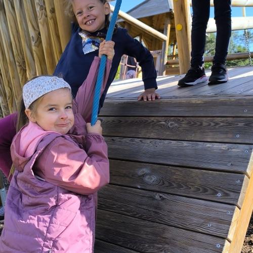 kinder am klettergerüst