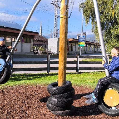 kinder auf der wippe