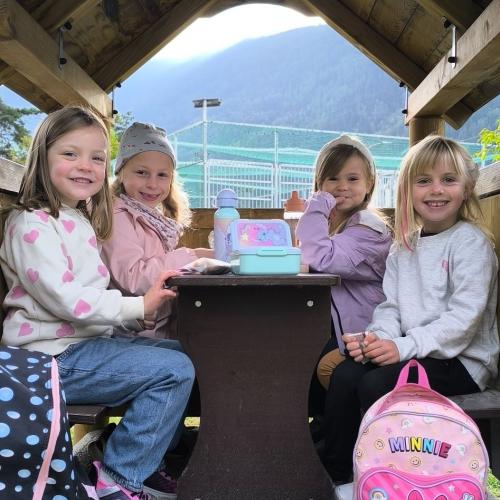 kinder beim jausnen