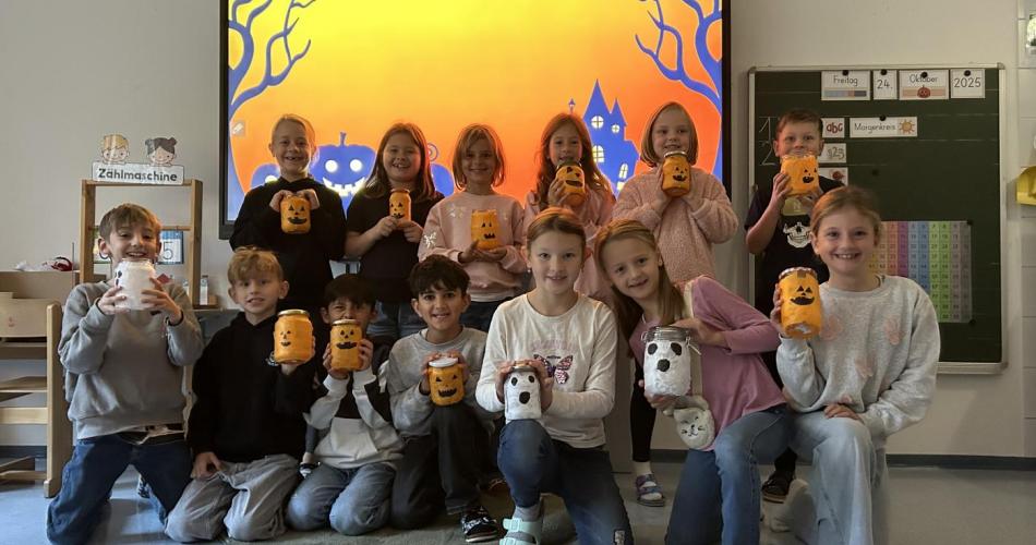 Die Kinder der 2B Klasse bastelten gruselige Windlichter.