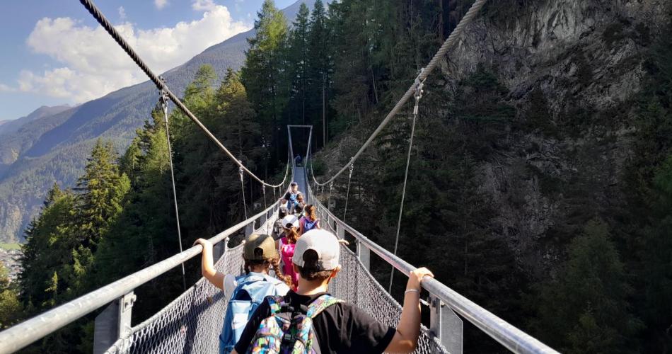 3a-Klasse auf der Hängebrücke zur Brandalm