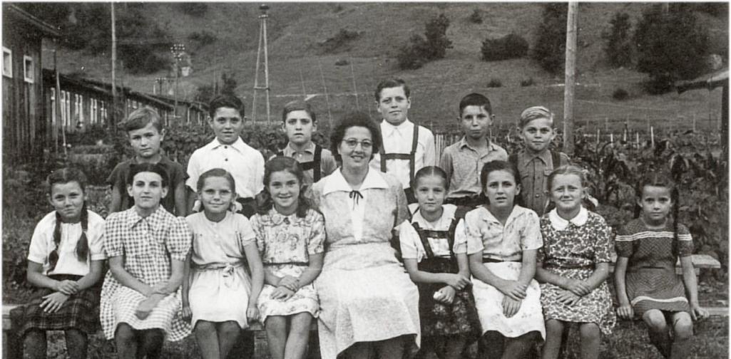 lagerschule_klasse_mit_lehrerin Lagerschule Haiming-Klassenfoto mit Lehrerin
